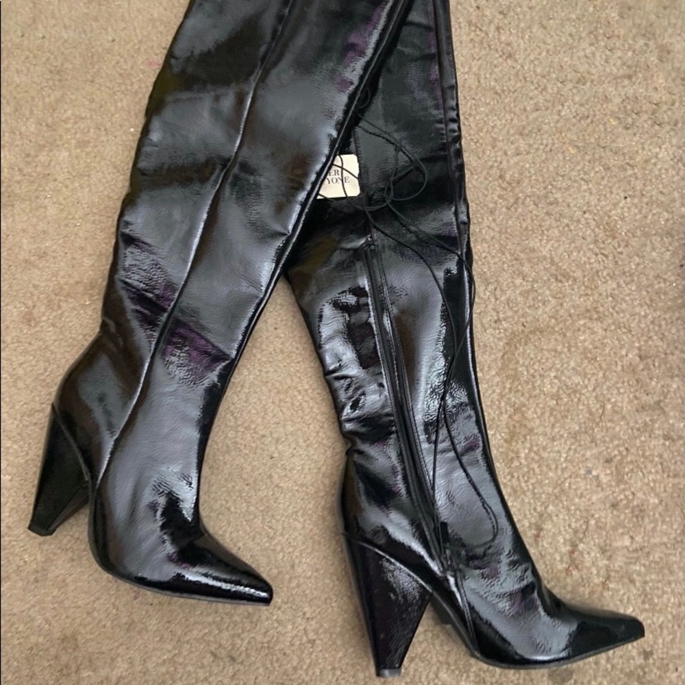 Leather Knee-High Boots Size: 6